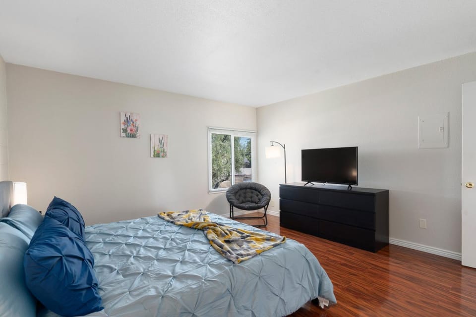 Bed, TV and multimedia, Bedroom