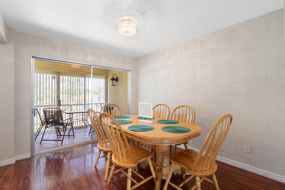 Seating area, Dining area