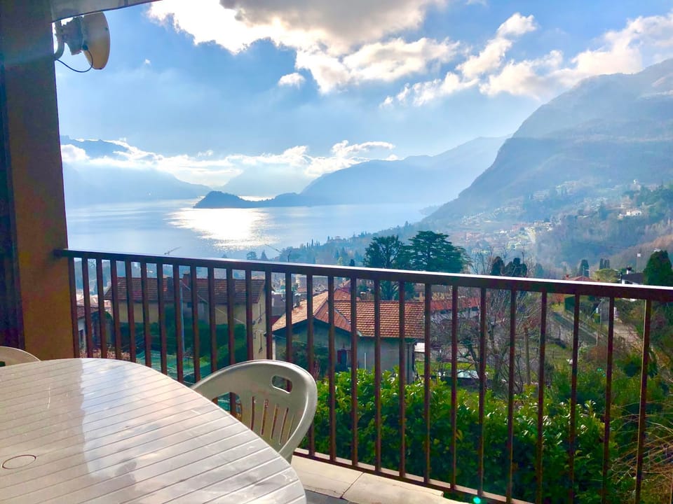 Natural landscape, View (from property/room), Balcony/Terrace, Balcony/Terrace, Dining area, Lake view, Mountain view