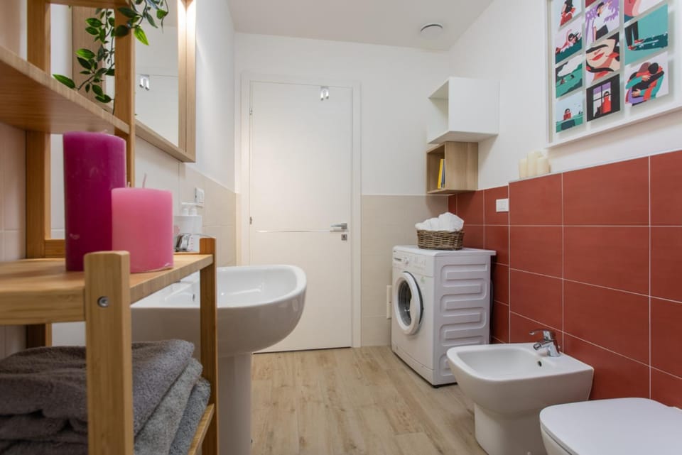 Toilet, Bathroom, bidet, towels