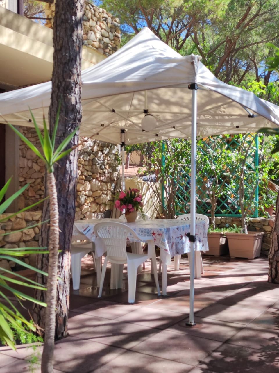 Patio, Day, Garden, Dining area, Garden view