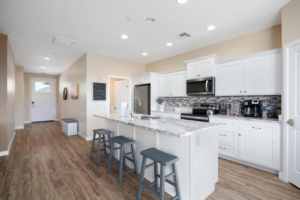 Coffee/tea facilities, dishwasher, microwave, oven, stove, toaster, kitchen