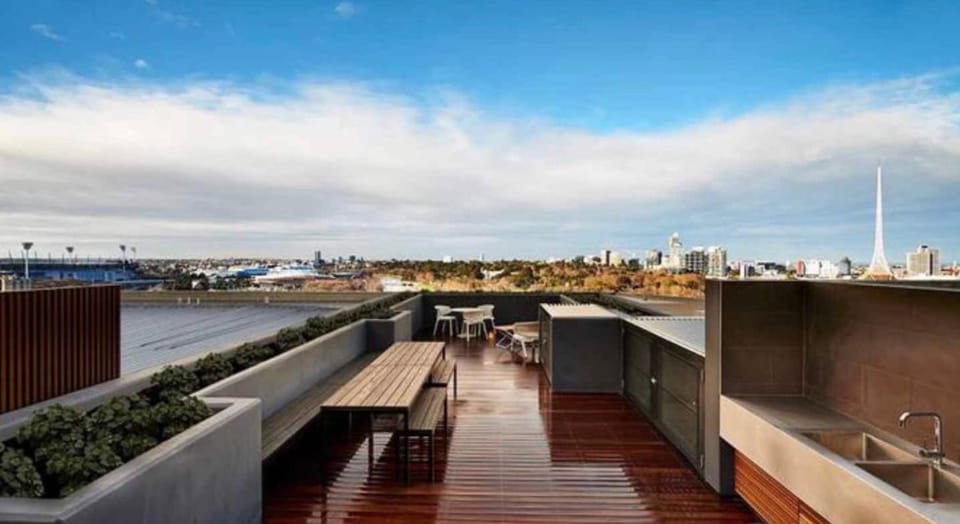 Property building, BBQ facilities, View (from property/room), Balcony/Terrace, City view
