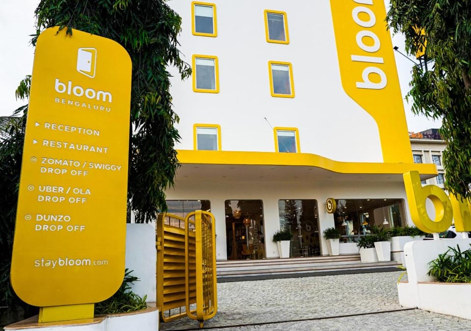 Property building, Facade/entrance, Property logo or sign, Logo/Certificate/Sign, Street view