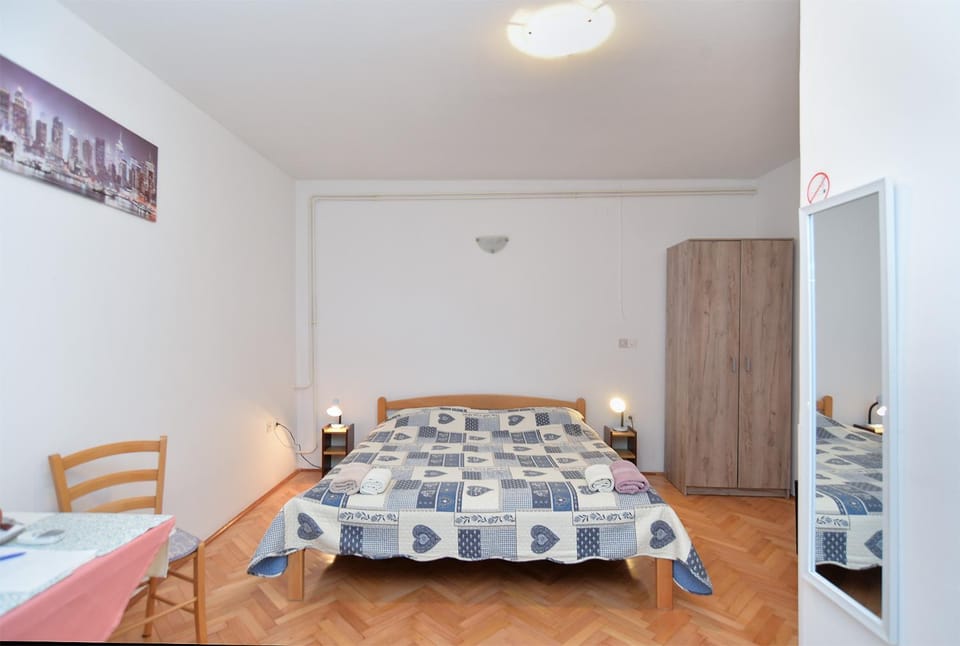 Rooms Veli Vrh 2208 Bed and Breakfast in Pula
