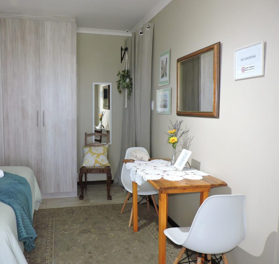 Seating area, Bedroom