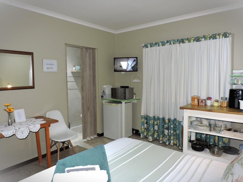 TV and multimedia, Coffee/tea facilities, Kitchen or kitchenette, Photo of the whole room