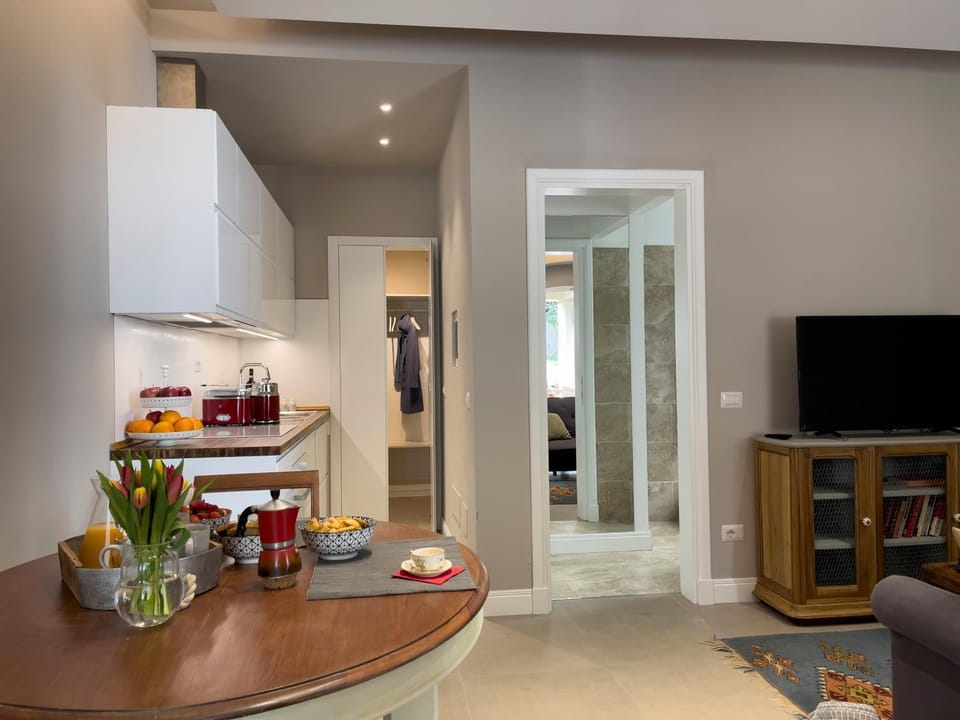 TV and multimedia, Kitchen or kitchenette, Seating area, Dining area, Evening entertainment