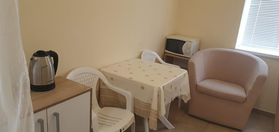 TV and multimedia, Coffee/tea facilities, Kitchen or kitchenette, Living room, Seating area, Dining area