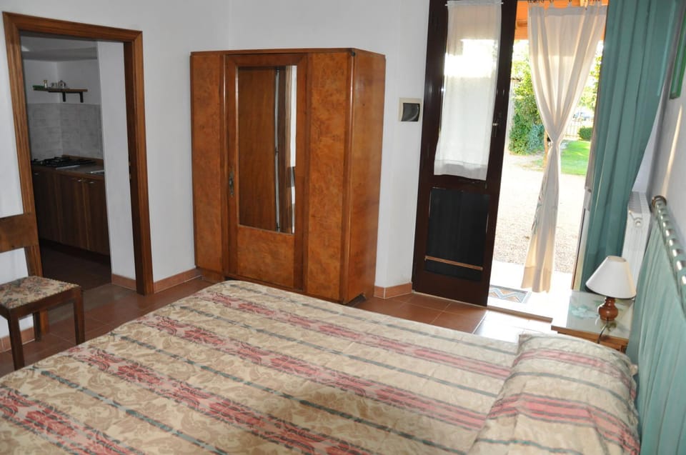 Photo of the whole room, Garden view