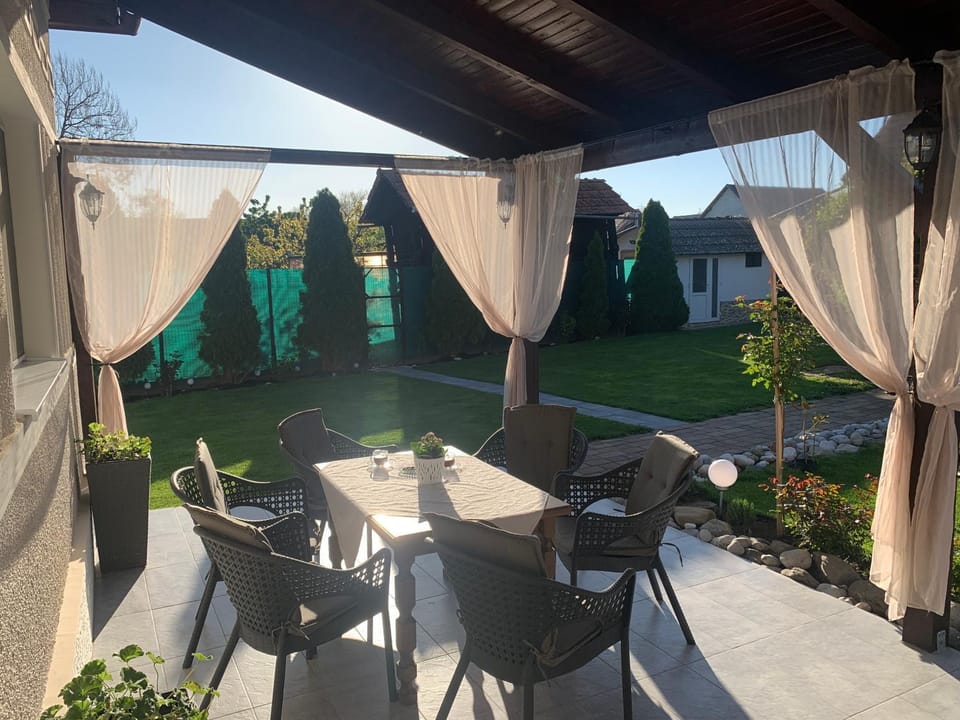 Spring, Day, Garden, Seating area, Dining area, Garden view