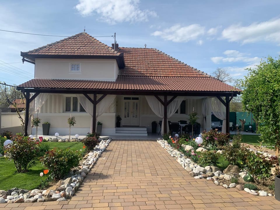 Property building, Spring, Day, Garden, Garden view