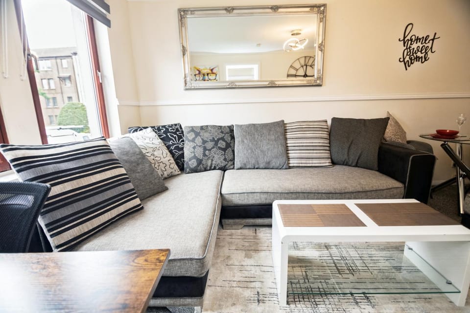 Living room, Lounge or bar, Seating area, Dining area