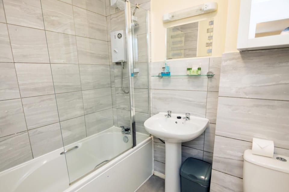 Shower, Toilet, Bathroom, Bath, towels