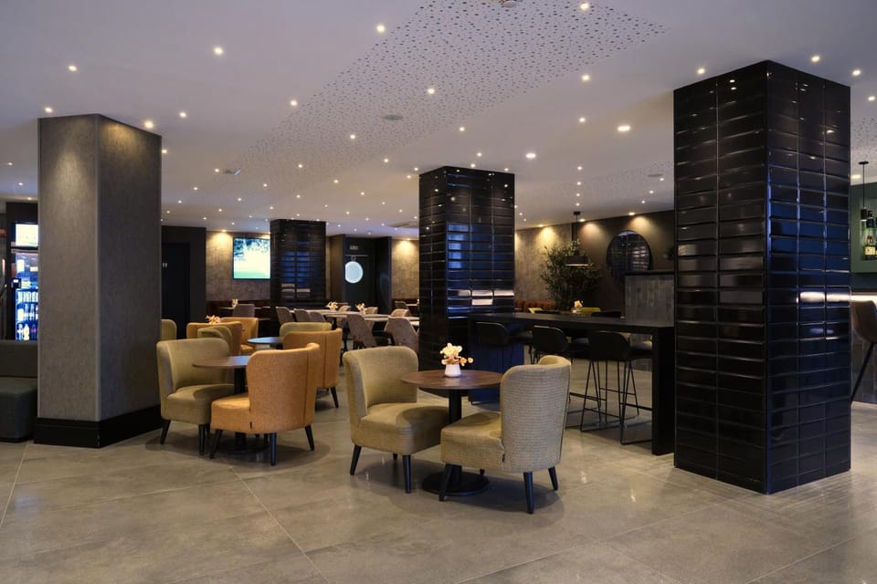 Restaurant/places to eat, TV and multimedia, Living room, Lounge or bar, Seating area