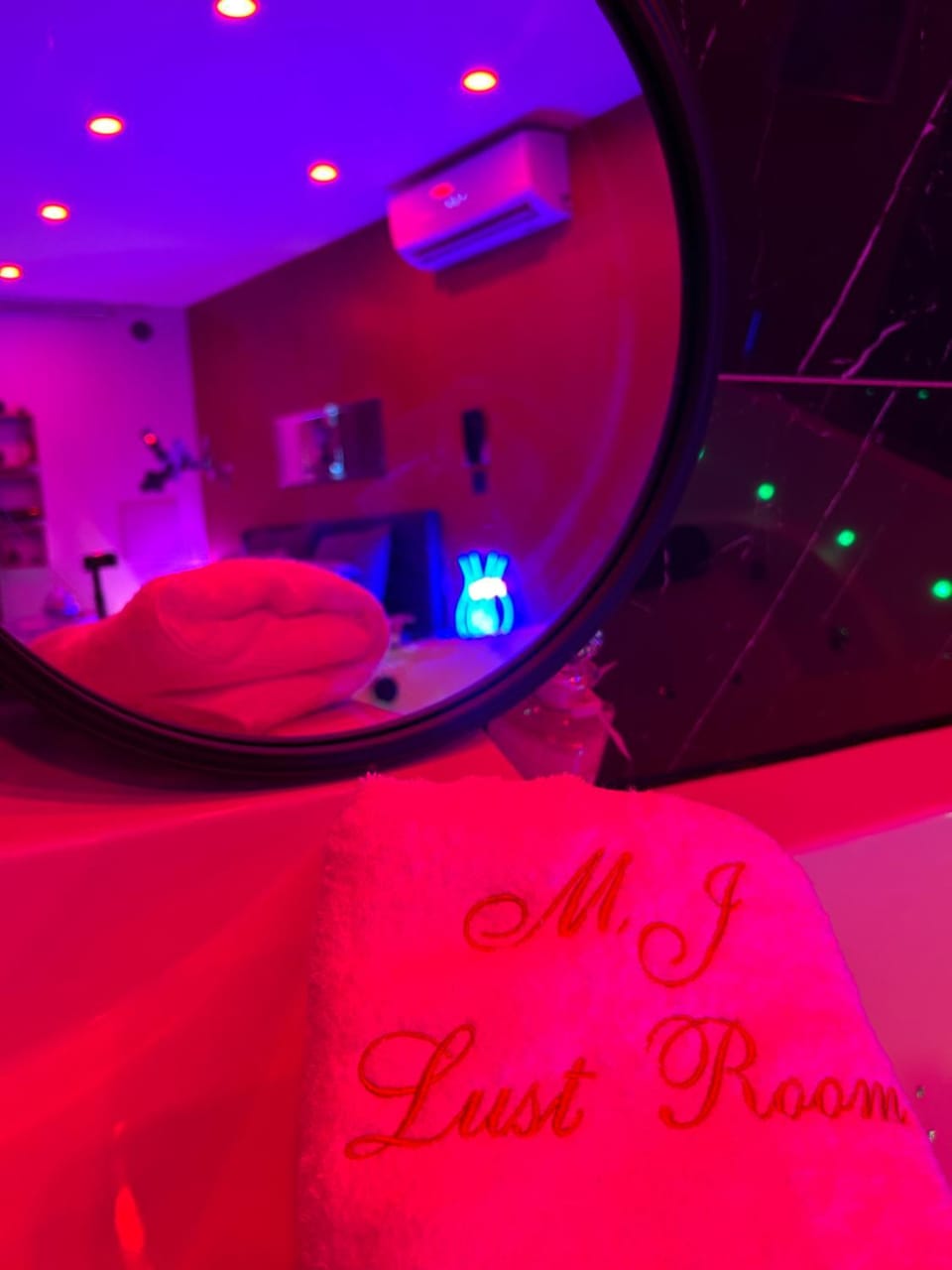MJ Lust Room, centre var proche Verdon, cotignac, ambiance romantique Apartment in French Riviera