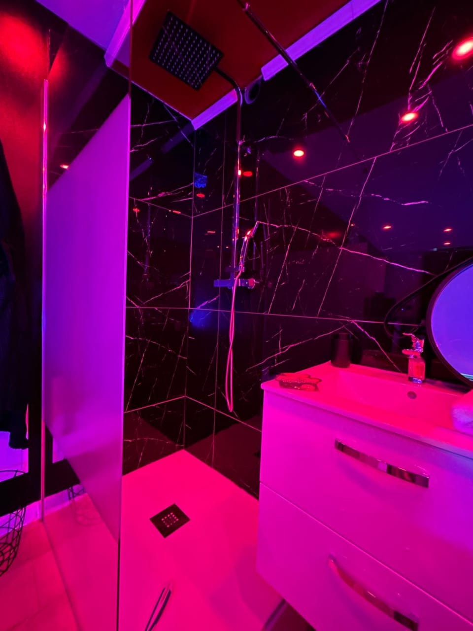 MJ Lust Room, centre var proche Verdon, cotignac, ambiance romantique Apartment in French Riviera