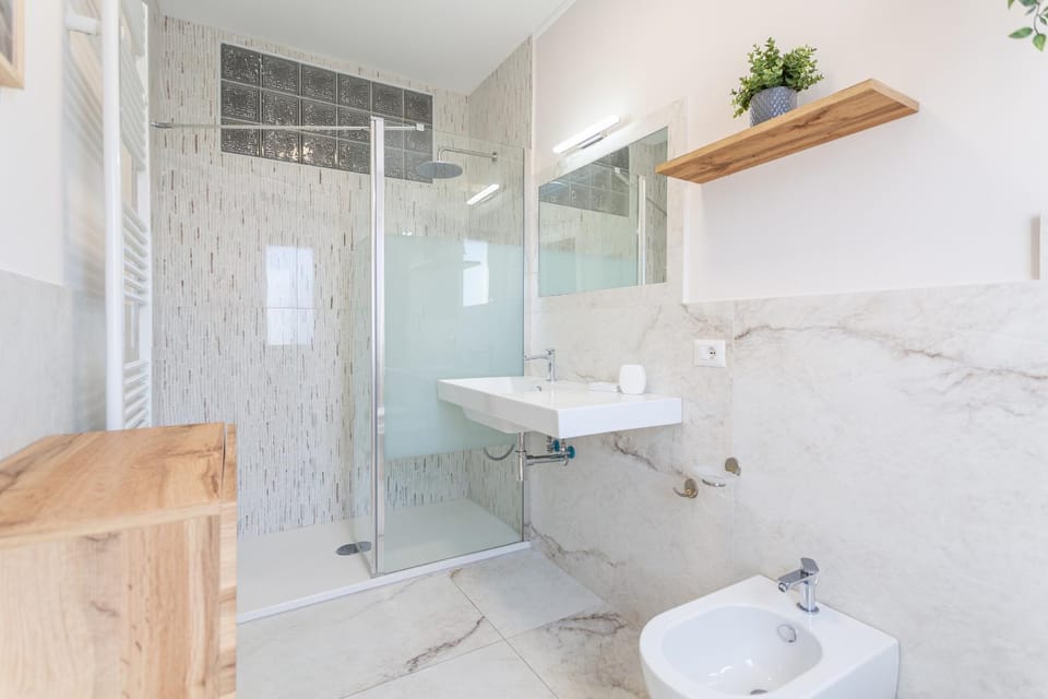 Shower, Toilet, Bathroom, towels