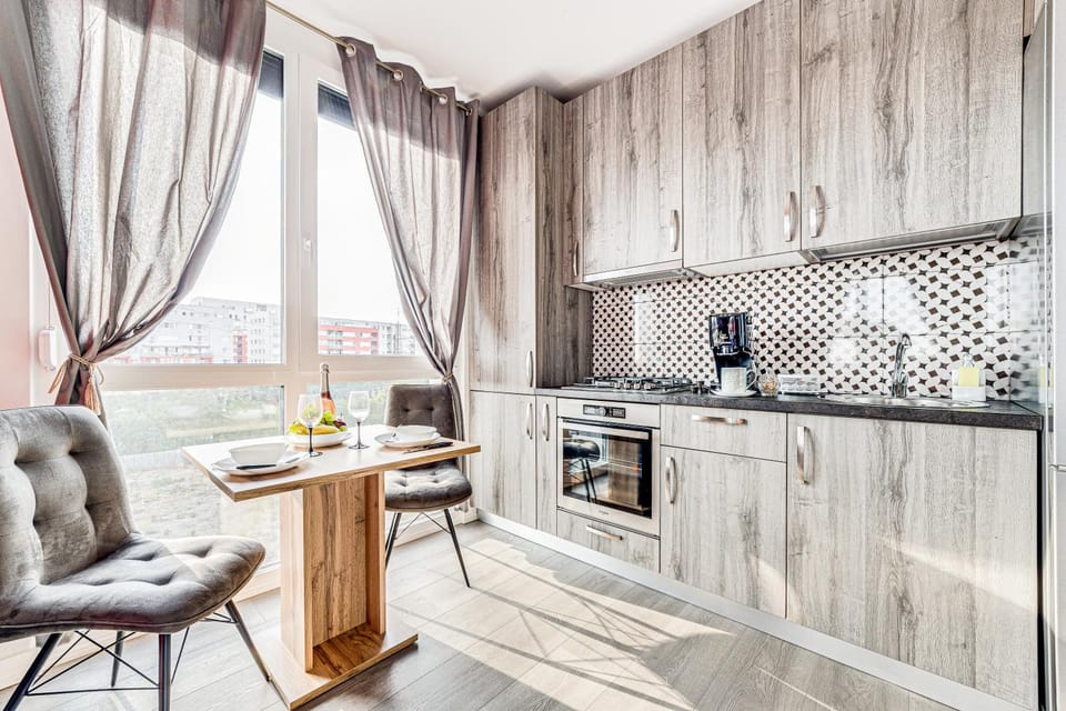 Coffee/tea facilities, Kitchen or kitchenette, Seating area, Dining area, stove