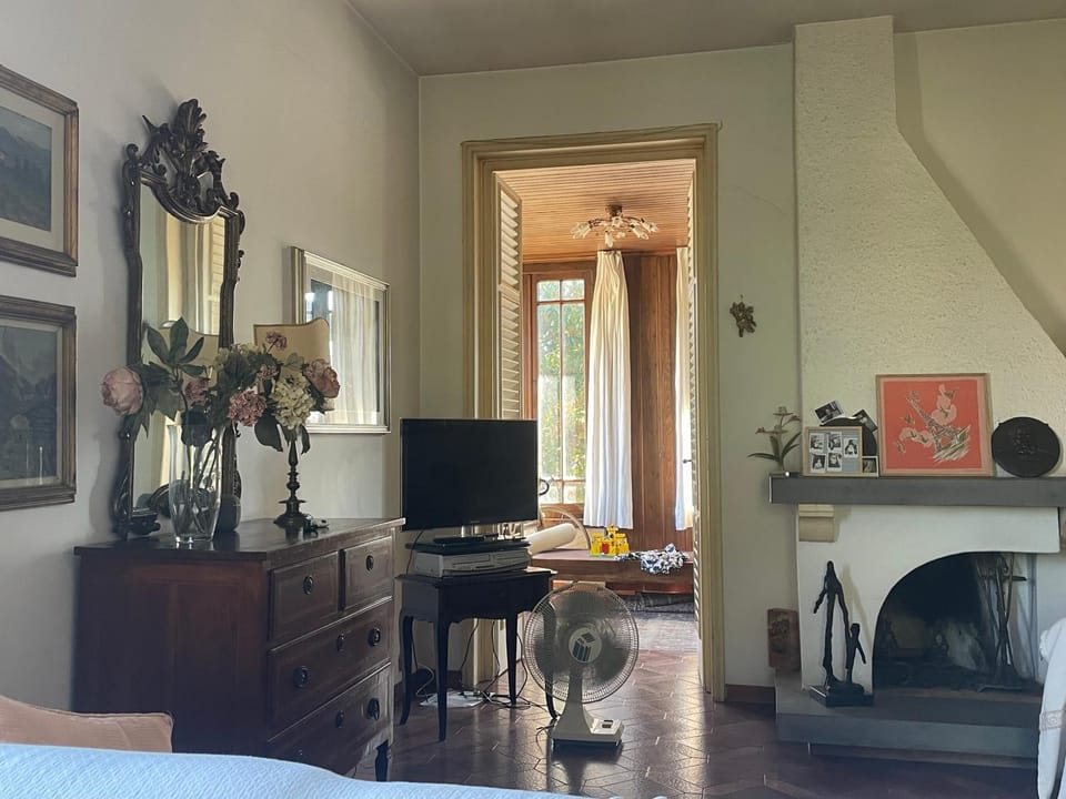 TV and multimedia, Living room, Seating area, flat iron