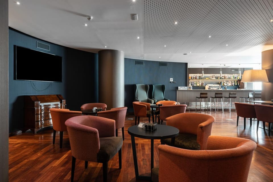 Restaurant/places to eat, TV and multimedia, Living room, Lounge or bar, Seating area