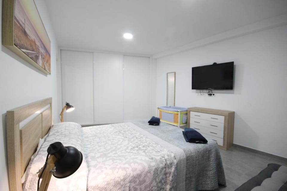 Bed, TV and multimedia, Photo of the whole room, Bedroom