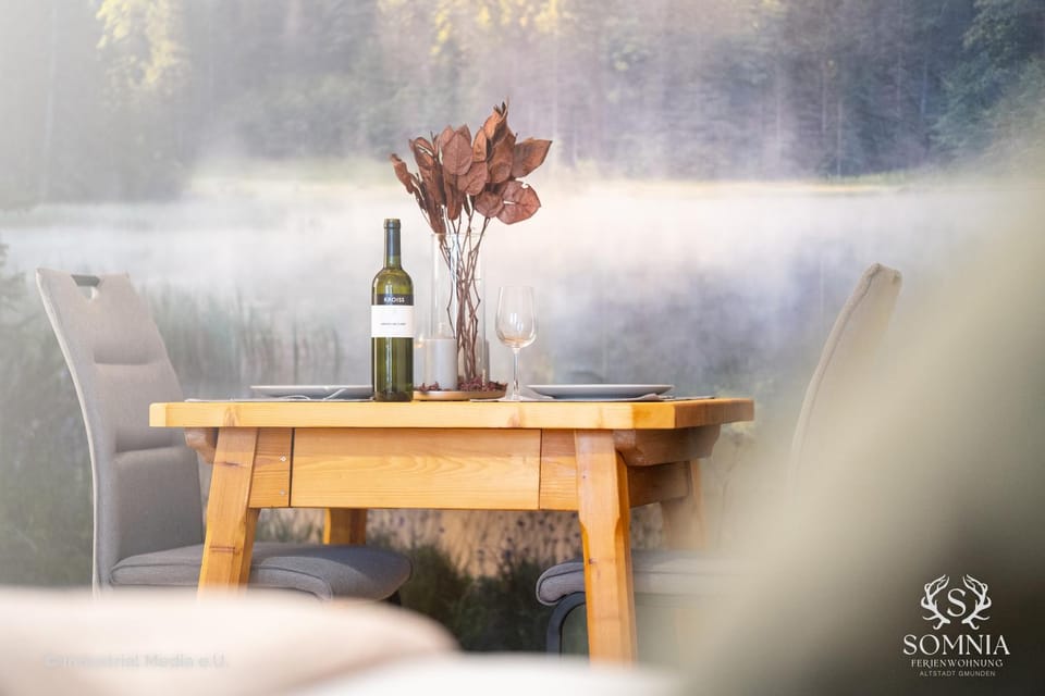 Seating area, Dining area, Drinks