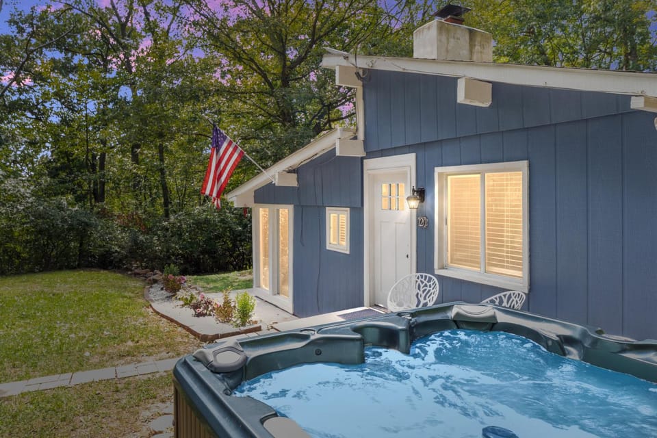 Blue Bird 3BR Cabin - Sleeps 8, Hot Tub, Starlink Wifi, Fire Pit Cabin in Shenandoah Valley
