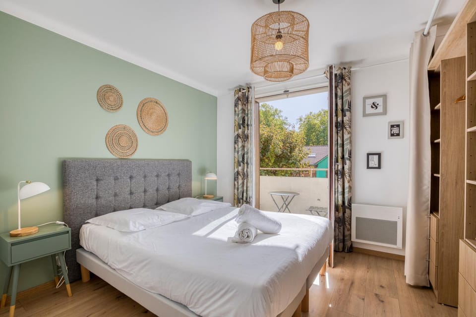 Bed, Photo of the whole room, Bedroom, towels