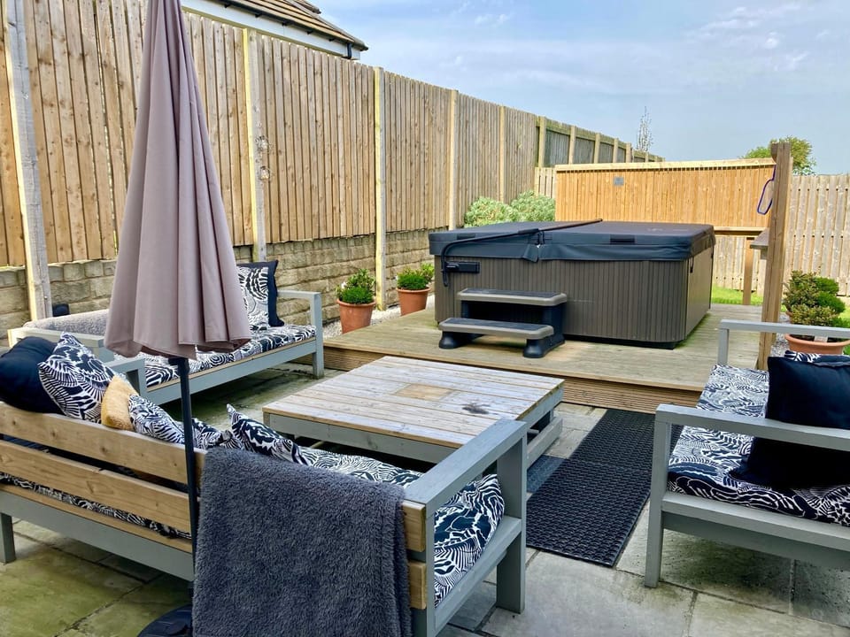Patio, Day, BBQ facilities, Garden, Hot Tub, Seating area