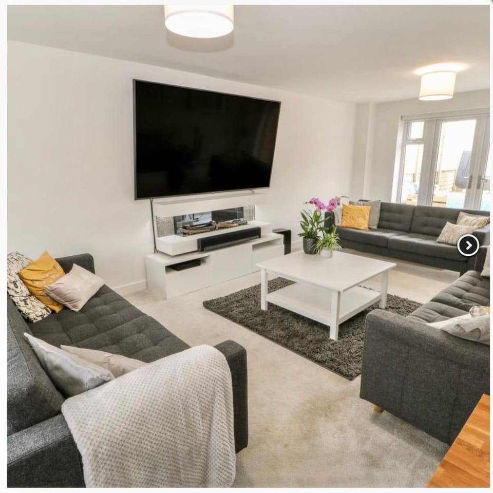 Communal lounge/ TV room, TV and multimedia, Living room, Seating area, Evening entertainment