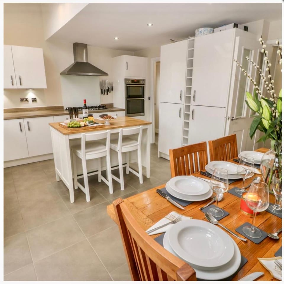 Kitchen or kitchenette, Food and drinks, Dining area, Food, dishwasher, minibar, pet friendly, stove