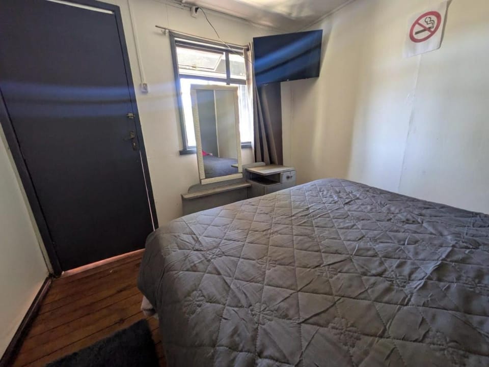 Bed, TV and multimedia, Bedroom