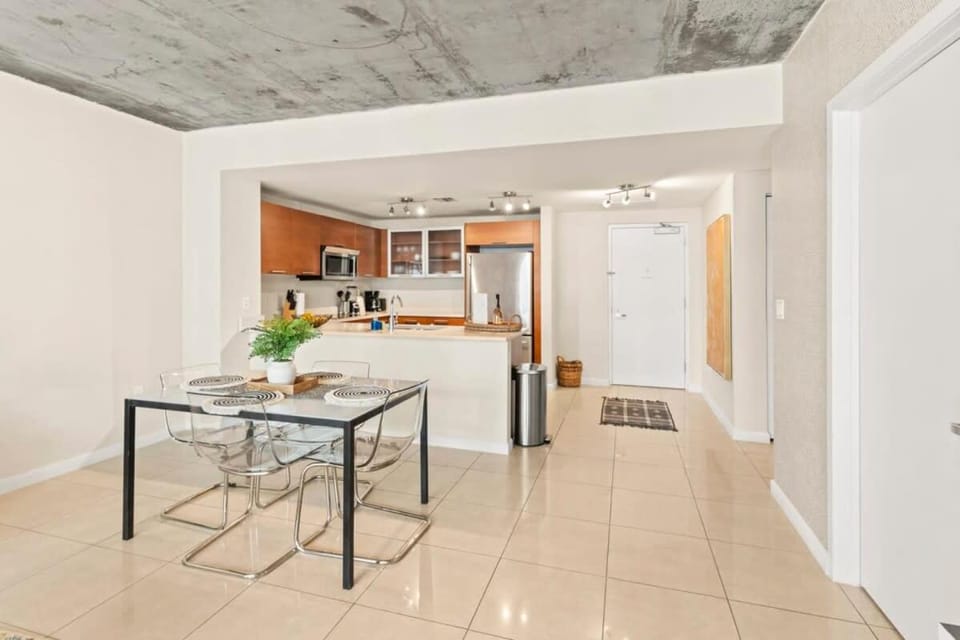 Urban Retreat - Location Pool Gym & Parking Apartment in Miami