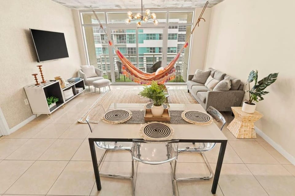 Urban Retreat - Location Pool Gym & Parking Apartment in Miami
