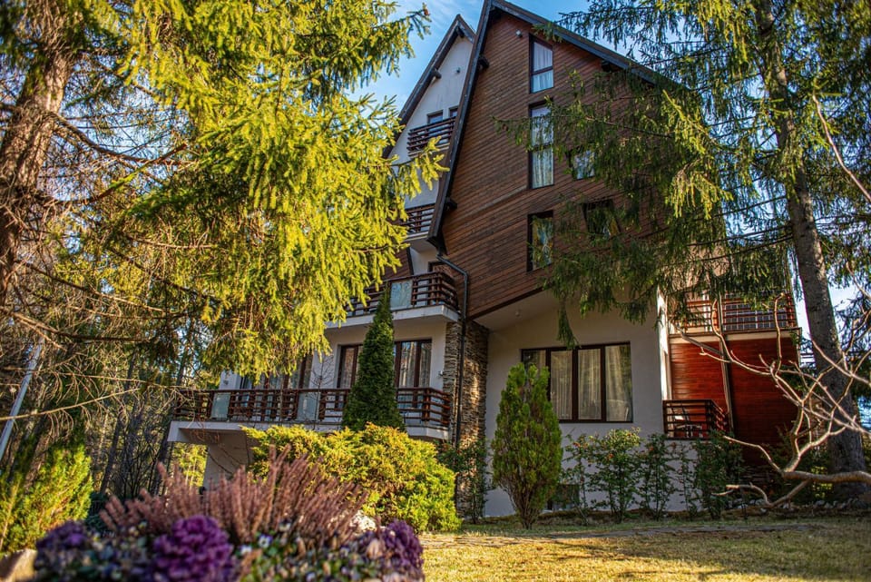 Property building, Day, Natural landscape, Garden, Garden view