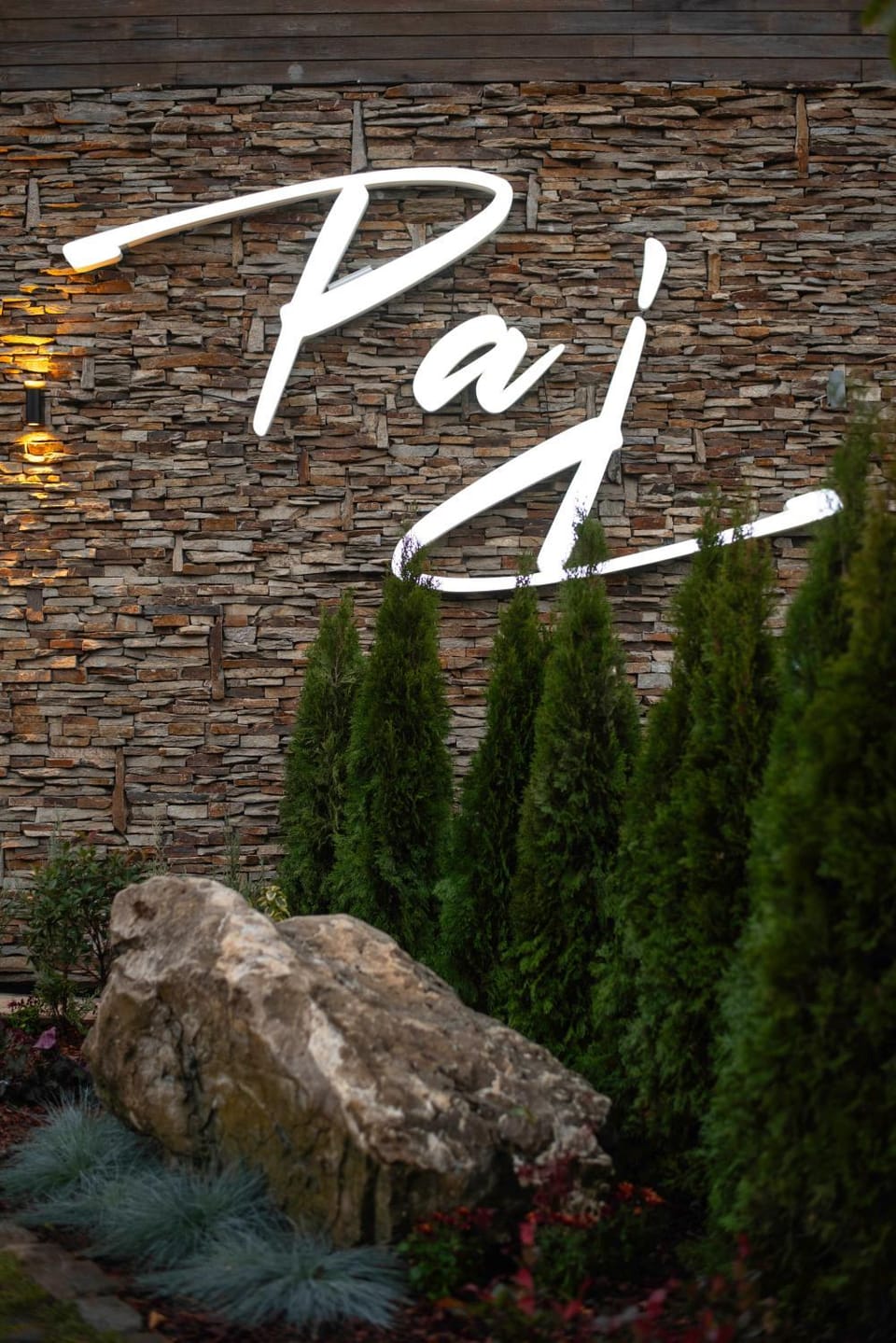 Restaurant/places to eat, Natural landscape, Seating area, Lunch, Dinner