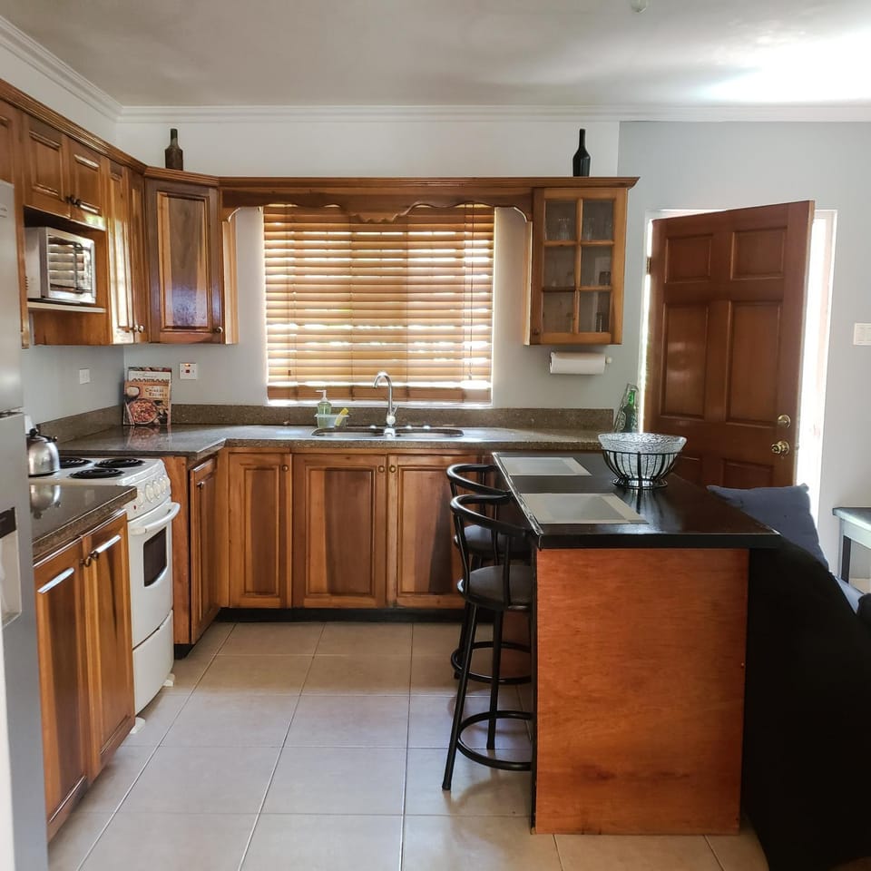Kitchen or kitchenette, Dining area, minibar, pet friendly