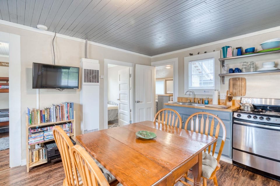 Saltair Creek Cottage - Meredith Lodging House in Rockaway Beach