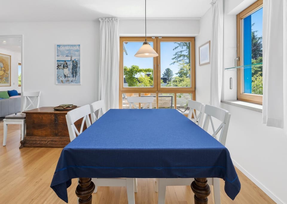 Food close-up, Seating area, Dining area, Garden view