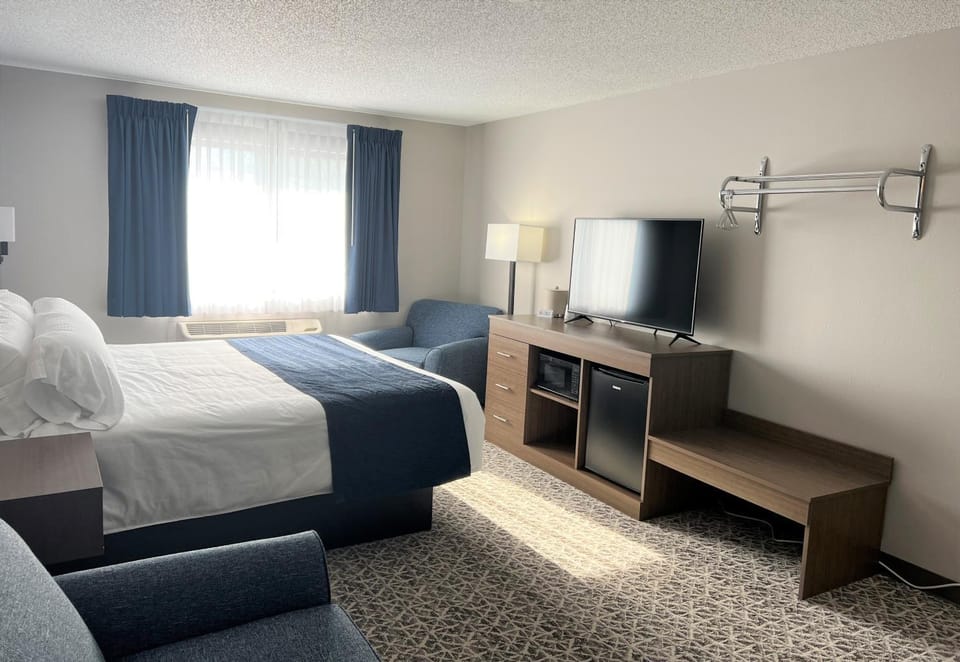 Bed, TV and multimedia, Evening entertainment, Bedroom