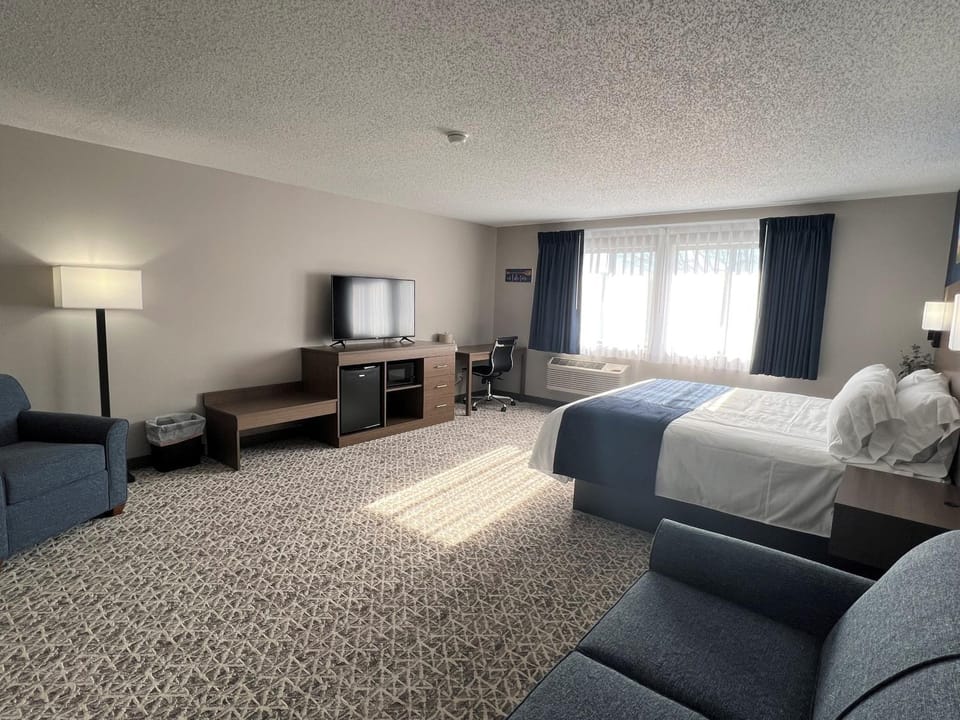 Hilltop Inn & Suites Hotel in Grove