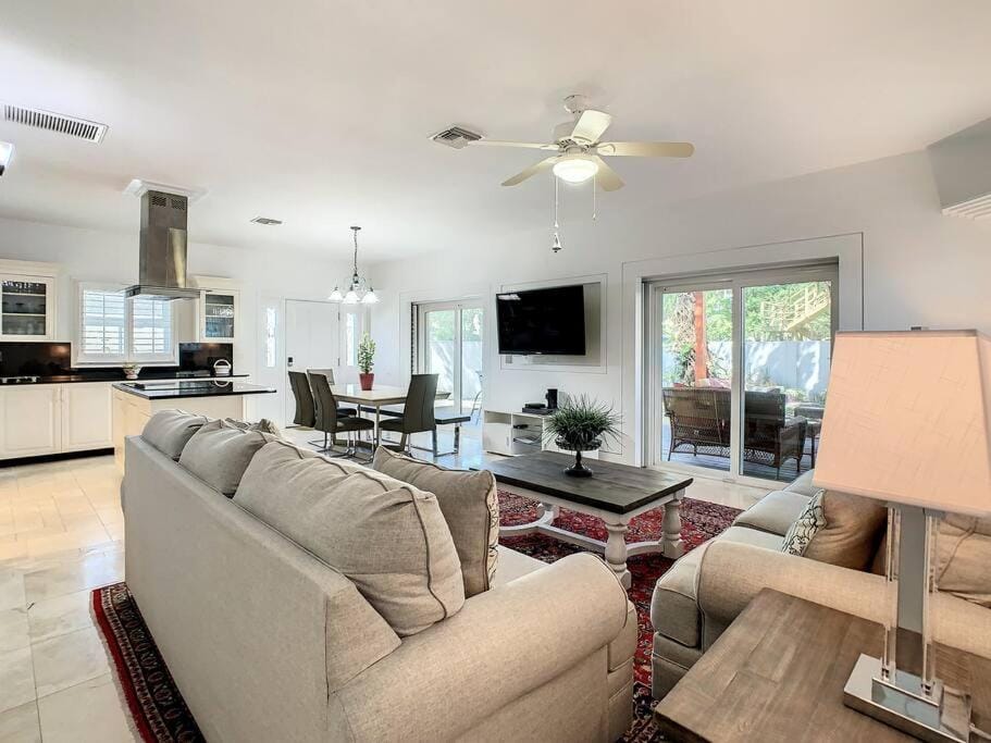 STEPS FROM THE BEACH, BEST LOCATION, 2 BDRM 2 BTH House in Indian Rocks Beach