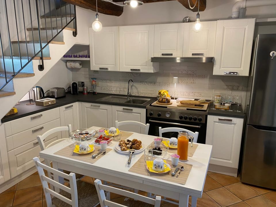 Kitchen or kitchenette, Food and drinks, Food, stove
