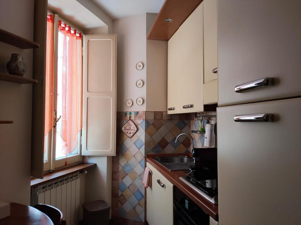 Kitchen or kitchenette, minibar, oven, stove