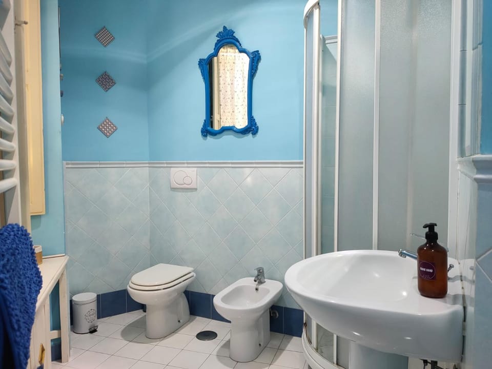 Shower, Toilet, Bathroom, bidet, towels