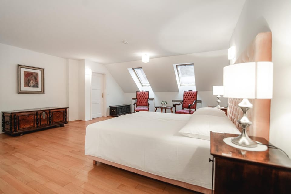 Bed, Seating area
