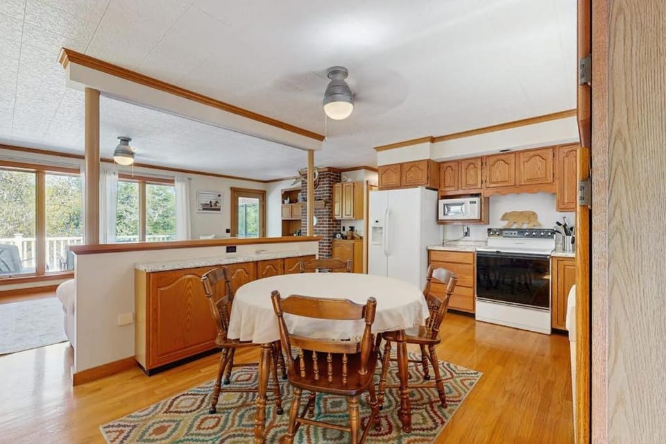 Kitchen or kitchenette, Seating area, Dining area
