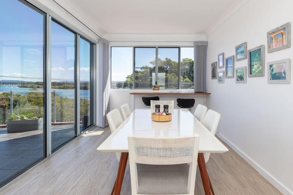 View (from property/room), Balcony/Terrace, Dining area, River view