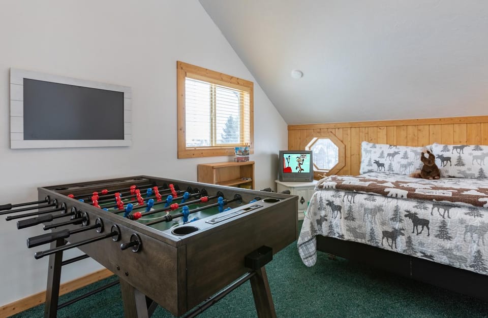 Chester Currents by KABINO Riverfront on Henrys Fork Air Conditioning Boat Launch Foosball Pool Table Huge Yard Garage WIFI House in Idaho
